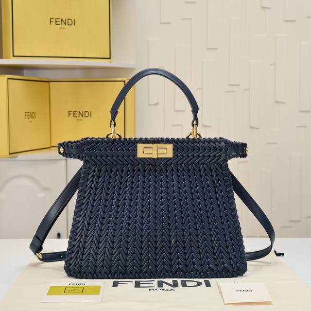 型号3317上新啦 新款出货 现货首发 Iconic Peekaboo Iseeu大号手袋 手工皮编织 两侧饰有标志性扭锁 从外头可看见同色系柔软皮衬里 两个隔