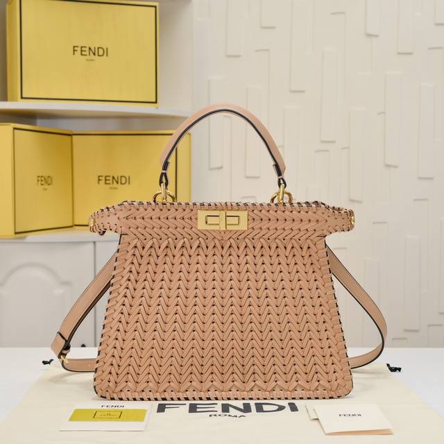 型号3317上新啦 新款出货 现货首发 Iconic Peekaboo Iseeu大号手袋 手工皮编织 两侧饰有标志性扭锁 从外头可看见同色系柔软皮衬里 两个隔