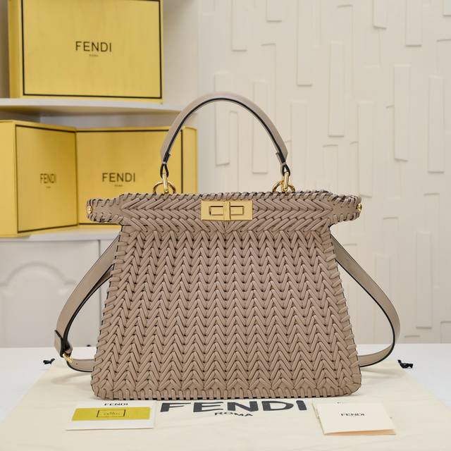 型号3317上新啦 新款出货 现货首发 Iconic Peekaboo Iseeu大号手袋 手工皮编织 两侧饰有标志性扭锁 从外头可看见同色系柔软皮衬里 两个隔