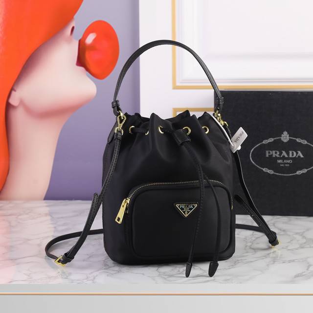 回货专柜正品有售 Prada 水桶包 尺寸 18X23X12Prada单肩包 独家双车线菱格降落伞布配十字纹牛皮 绗缝织物 皮革单提手 可拆卸可调式皮革肩带 镀