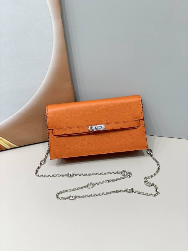 Hermes Kelly 款单肩斜挎包 材质:手掌纹牛皮 尺寸 24*14*6Cm 型号:362-1掌纹银扣 描述:精致做工 内有原厂代工码 油边平直顺滑 专柜