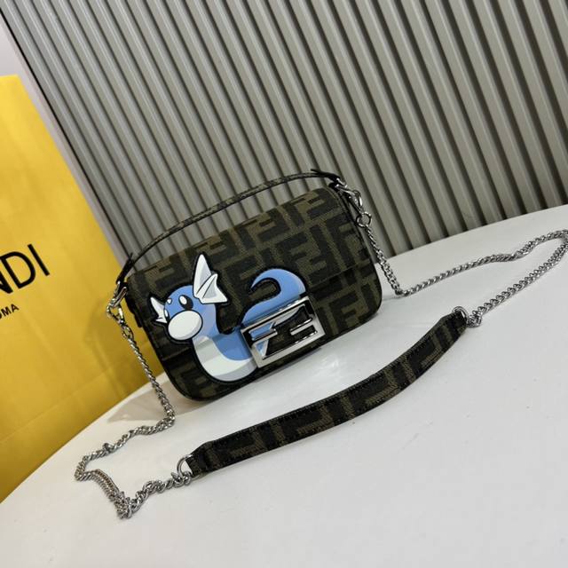 Fendi X Frgmt X Pok mon联名系列的标志性baguette迷你手袋 采用饰有提花ff图案的布料制成 带有庆祝龙年来临的宝可梦迷你龙图案镶饰