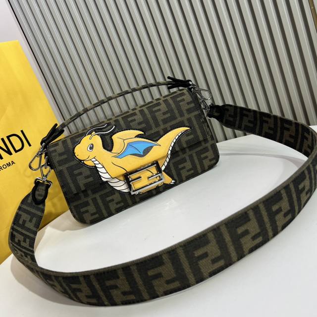 Fendi X Frgmt X Pok mon联名系列的标志性baguette中号手袋 采用饰有提花ff图案的布料制成 带有庆祝龙年来临的宝可梦快龙图案镶饰 配