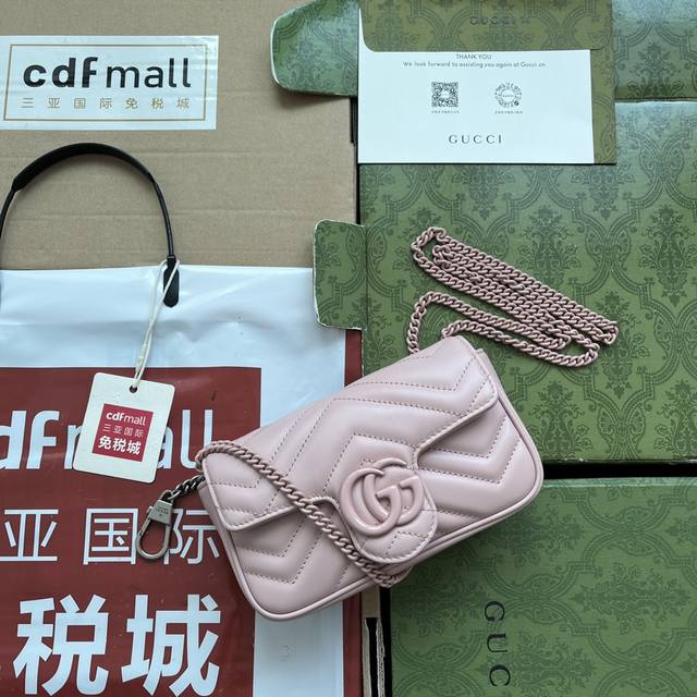 原厂皮配 Cdfmall三亚免税店手提袋 Gg Marmont链条马卡龙系列浅绿色迷你手袋 配有钥匙扣 可以用于将此袋绑缚在另外更大的手袋上 采用颇具结构化的柔