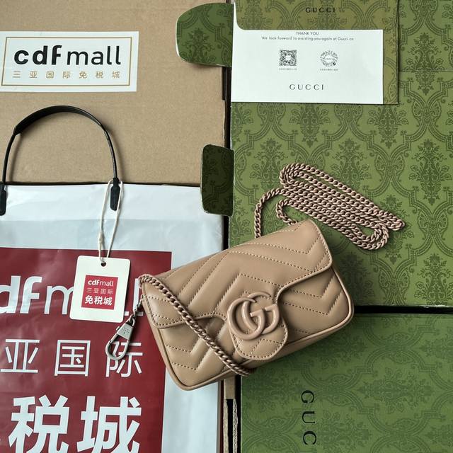 原厂皮配 Cdfmall三亚免税店手提袋 Gg Marmont链条马卡龙系列浅绿色迷你手袋 配有钥匙扣 可以用于将此袋绑缚在另外更大的手袋上 采用颇具结构化的柔