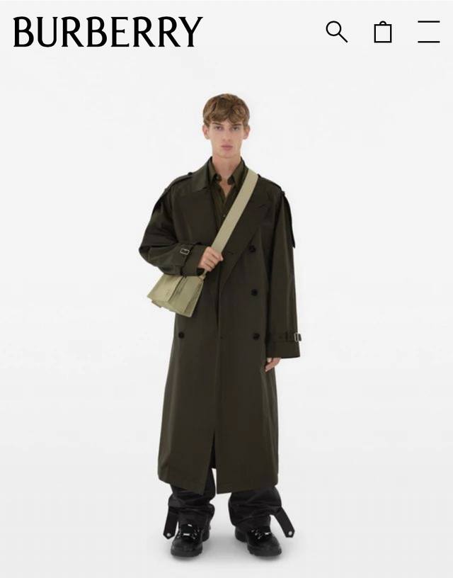 B家精制斜背包 选用棉质混纺面料打造 灵感源自 Burberry 标志性 Trench 风衣 点缀马术骑士徽标 Ekd 刺绣 包带设有 B 字型扣环 可调式斜背