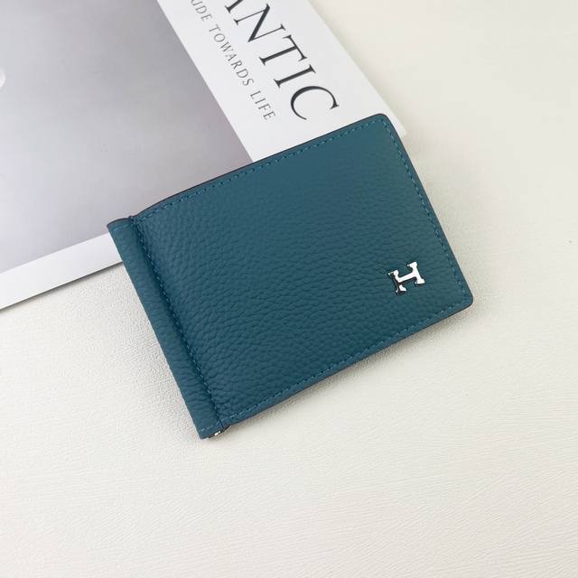 Hermes Silk In美金夹 采用barenia小牛皮制作而成 4个插卡位 一个大钞位 内有原厂代工码 型号 520美金夹 尺寸 11*7*1Cm 颜色