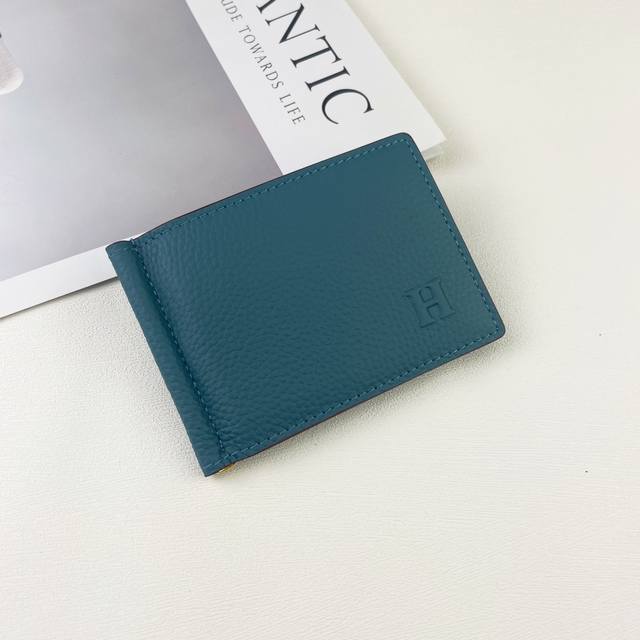 Hermes Silk In美金夹 采用barenia小牛皮制作而成 4个插卡位 一个大钞位 内有原厂代工码 型号 519美金夹 尺寸 11*7*1Cm 颜色