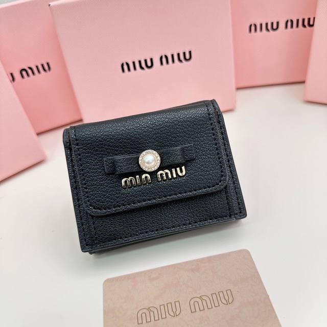 Miumiu 5235颜色 黑色 粉色 蓝色 尺寸 9.5*7.5*3.5Miumiu专柜最新款火爆登场 采用头层牛皮 做工精致 媲美专柜 多功能小钱包 超级精 - 点击图像关闭