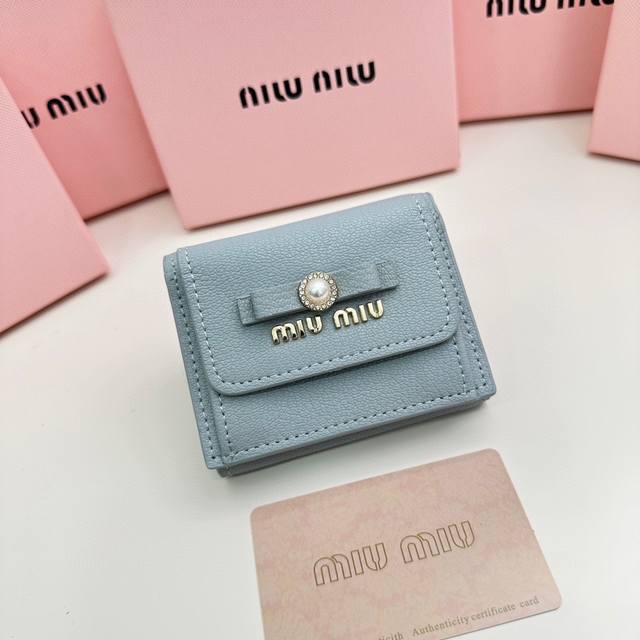 Miumiu 5235颜色 黑色 粉色 蓝色 尺寸 9.5*7.5*3.5Miumiu专柜最新款火爆登场 采用头层牛皮 做工精致 媲美专柜 多功能小钱包 超级精