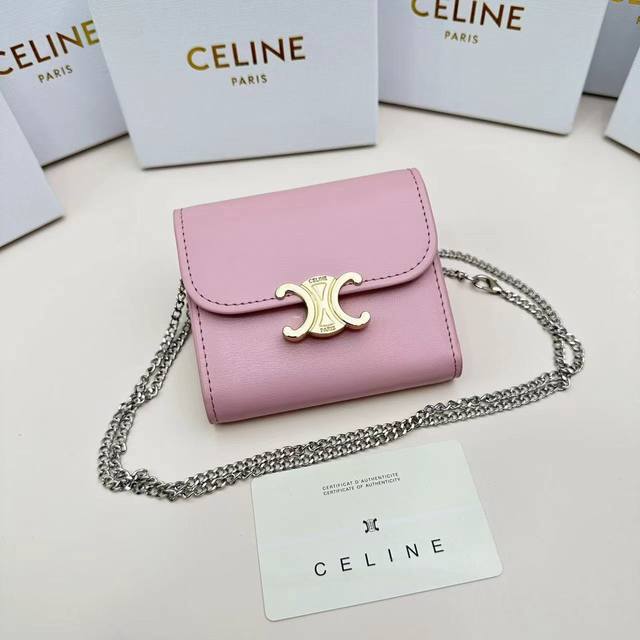 Celine 10783 链条可拆卸颜色 奶昔粉尺寸 11*10*5Celine凯旋门非常炫美的一个系列 专柜同步 采用头层牛皮 精致时尚 可以单肩背 也可做钱