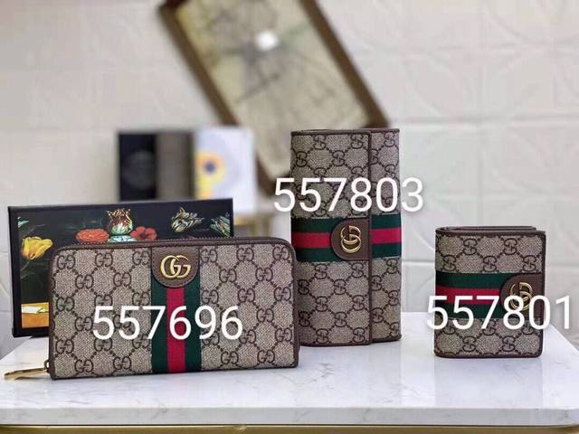 Guccl 557696颜色 咖啡尺寸 19X11 Gucci 专柜最新款出货 采用里外头层小牛皮 做工精致 超多卡位 超薄款设计 携带方便