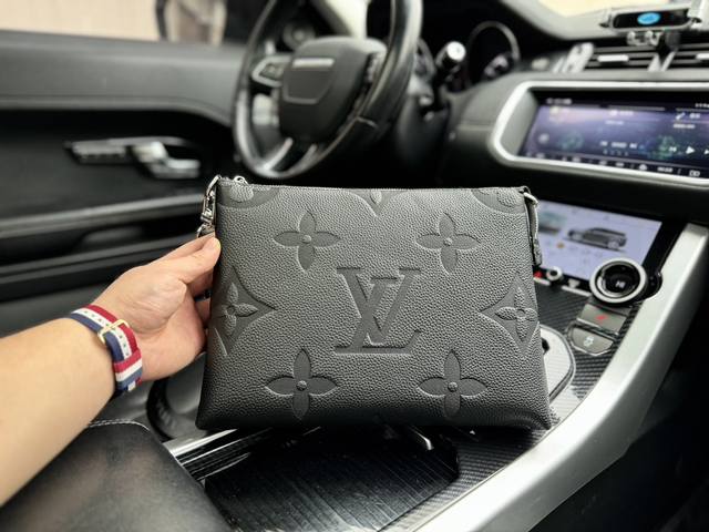 高端货 最新款 Louis Vuitton 路易威登 邮差包 本款 Alpha 邮差包放大演绎品牌经典 为其渲染渐变色彩 个人物品轻松随行 男士牛皮手拿包单肩包