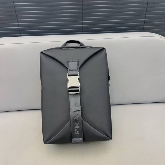 Prada 普拉达 Re-Nylon 尼龙布双肩包 书包背包 采用精湛镶嵌细工 经典百搭 实物拍摄 原厂原版面料 配送防尘袋 37 X 28 Cm