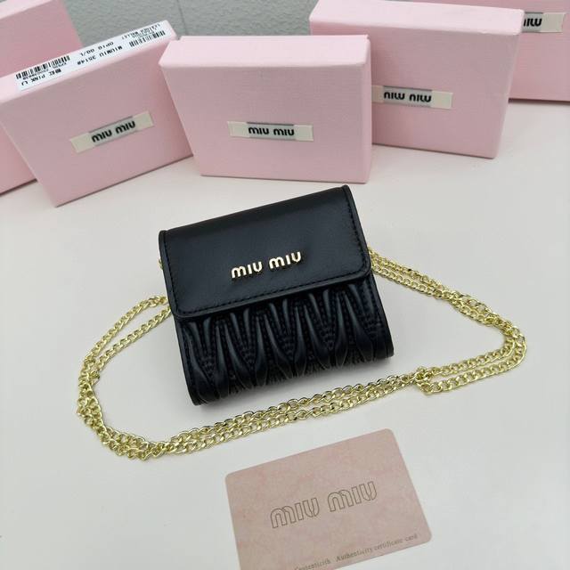 Miumiu 3512颜色 黑色 粉色 蓝色 尺寸 11*8.5Miumiu专柜最新款 专柜爆款热力来袭 经典提花压纹设计 釆用顶级进口小羊皮 皮质细腻柔软 做