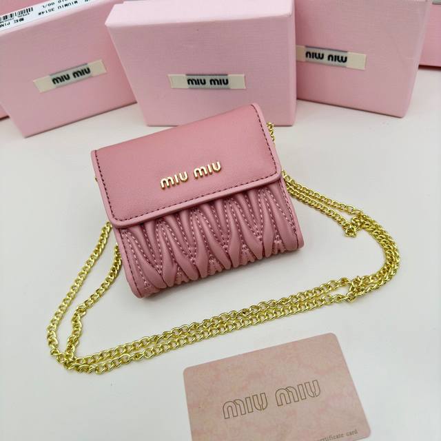 Miumiu 3512颜色 黑色 粉色 蓝色 尺寸 11*8.5Miumiu专柜最新款 专柜爆款热力来袭 经典提花压纹设计 釆用顶级进口小羊皮 皮质细腻柔软 做