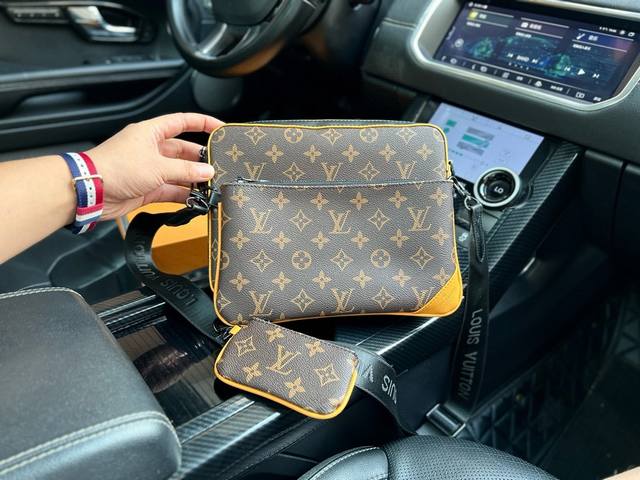 高端货 新款 Louis Vuitton 三合一 M46694 Triomessenger 经典老花拉链开合 涂层帆布配牛皮饰边 邮差包三合一 组合包单肩斜挎包