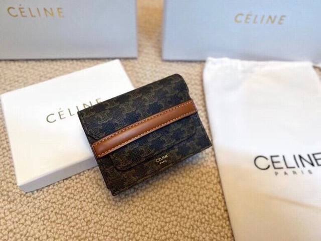 Celine 31535颜色 黑色印花尺寸 10.5*9*4Celine 专柜triomphe Canvas 标志印花帆布系列 专柜同步 采用头层牛皮 精致时尚