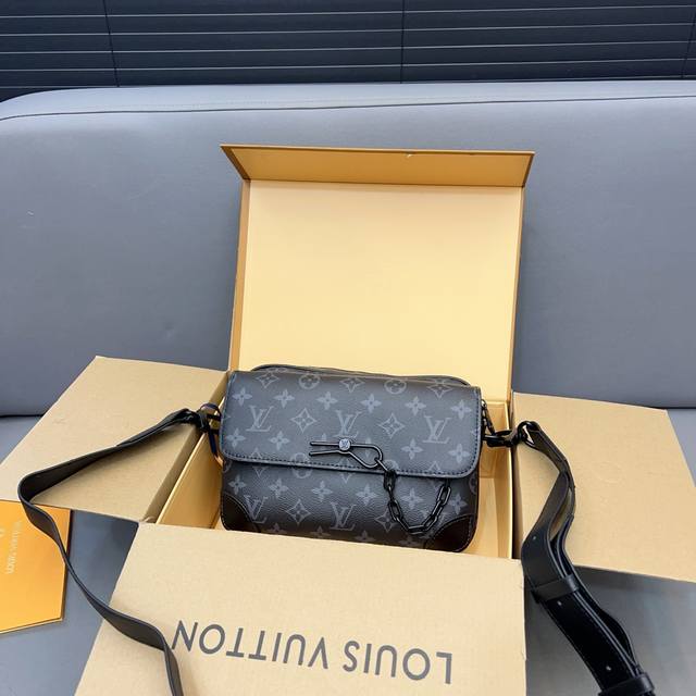 Louisvuitton 路易威登 印花链条单肩包 Steamer邮差包 斜挎包 男女通用采用精湛镶嵌细工 实物拍摄 原厂原版面料 配送礼盒 24 X 17Cm