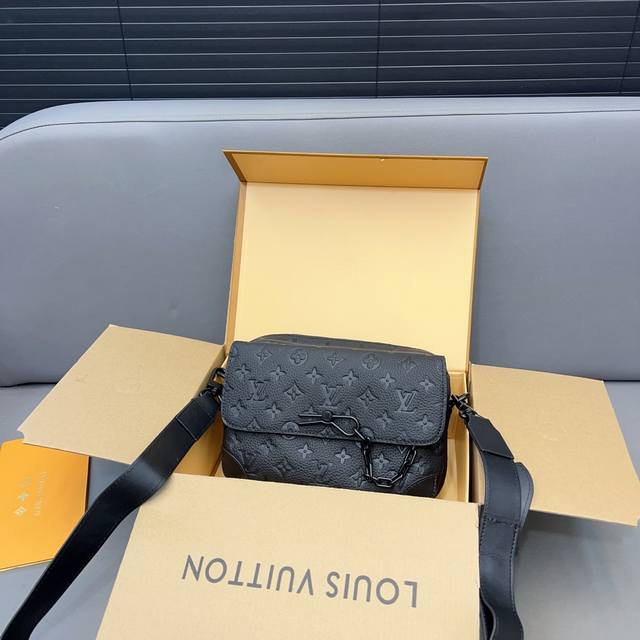 Louisvuitton 路易威登 牛皮链条单肩包 Steamer邮差包 斜挎包 男女通用采用精湛镶嵌细工 实物拍摄 原厂原版面料 配送礼盒 24 X 17Cm