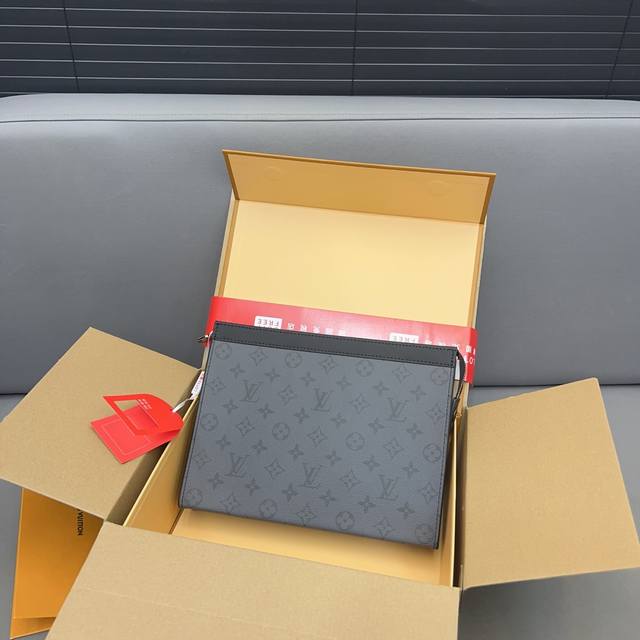 Louisvuitton 路易威登 Pochette Voyage 手袋男士手拿包 洗漱包 采用精湛镶嵌细工 实物拍摄 原厂原版面料 配送飞机礼盒 精品礼盒 2