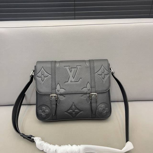 Louisvuitton 路易威登 男士邮差包 单肩包 斜挎包 经典logo搭配原厂工艺材质 休闲百搭 采用精湛镶嵌细工 实物拍摄 原厂原版面料 配送 防尘袋