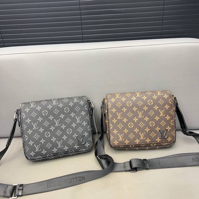 Louisvuitton 路易威登 District 翻盖邮差包男士斜挎包 采用精湛镶嵌细工 实物拍摄 原厂原版面料 配送防尘袋 25 X 20 Cm