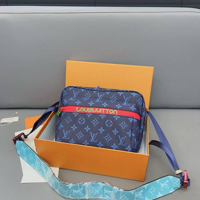 Louisvuitton 路易威登 Outdoor 邮差包 男女通用单肩斜挎包 经典百搭 实物拍摄 原厂原版面料 配送防尘袋 礼盒 25 X 18 Cm