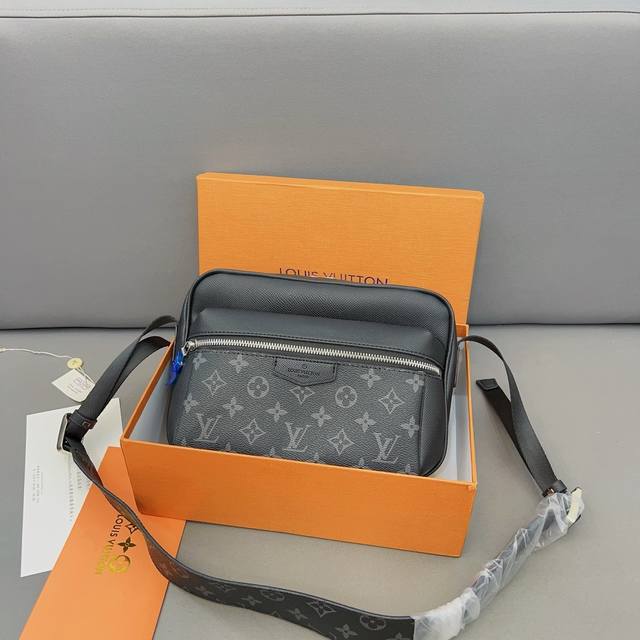 Louisvuitton 路易威登 黑武士outdoor 邮差包 男女通用单肩斜挎包 经典百搭 实物拍摄 原厂原版面料 配送防尘袋 礼盒 25 X 18 Cm