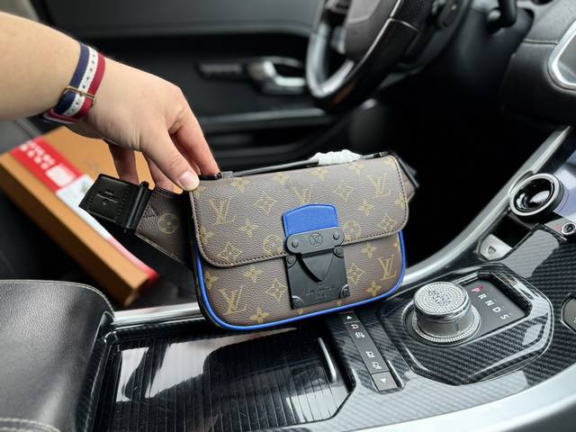 高端货 新款 Louis Vuitton 胸包m45864 S Lock Sling 路易威登胸包此新款 S Lock Sling 手袋配有以路易威登传统硬箱锁