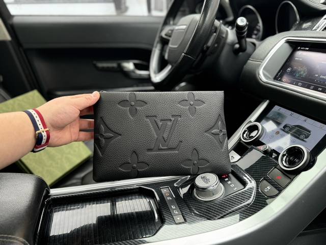 高端货 新款 Louis Vuitton 手拿包 路易威登商务风 头层牛皮高清五金logo标志 专用内里 顺滑拉链 油边平滑 做工精致每个细节到位 潮男必备款