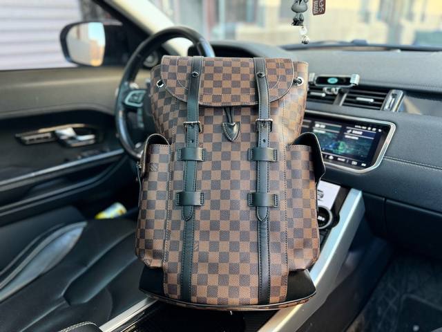 高端货 新款 Louis Vuitton 双肩包m45419Christopher 小号双肩包 Christopher 小号双肩包由英气的 Monogram E