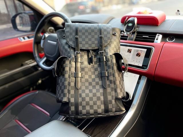 高端货 新款 Louis Vuitton 双肩包m41379Christopher 小号双肩包 Christopher 小号双肩包由英气的 Monogram E