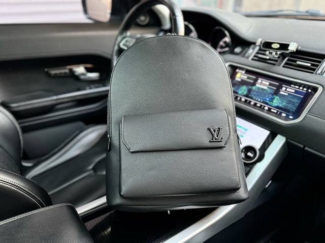 高端货 新款 Louis Vuitton 双肩包 M57079 Aerogram 双肩包 全新 Lv Aerogram 双肩包以儒雅气质革新潮流之选 细腻牛皮革