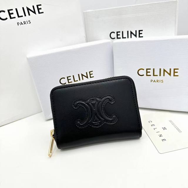 Celine A16颜色 黑色 棕色尺寸 10.5*9*1Celine 专柜同步 Triomphe Cuir紧凑型拉链钱夹 光滑小牛皮小牛皮衬里拉链封口六个信用