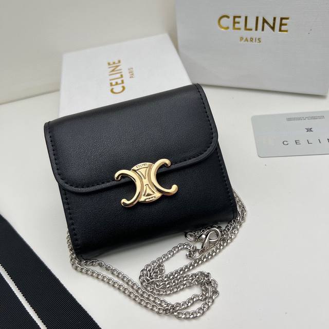 Celine 10783 链条可拆卸颜色 黑 棕 奶昔粉尺寸 11*10*5Celine凯旋门非常炫美的一个系列 专柜同步 采用头层牛皮 精致时尚 可以单肩背