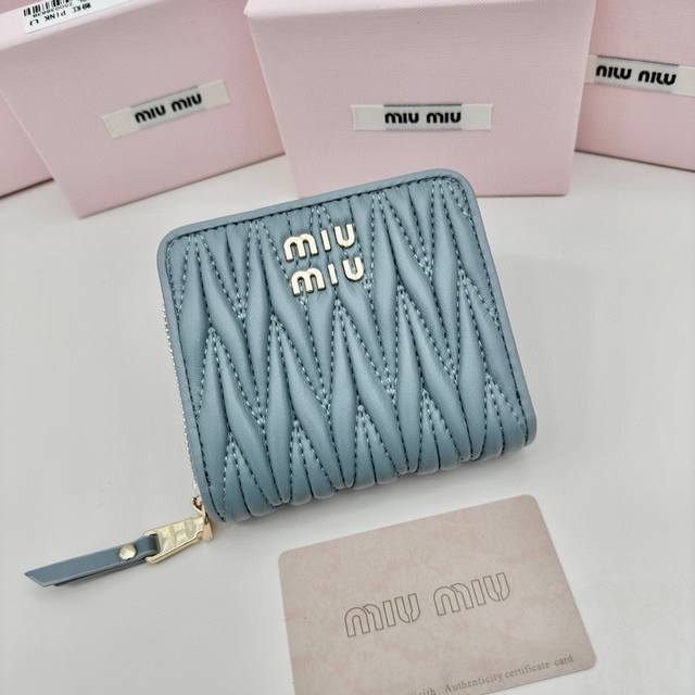 Miumiu 3511颜色 黑色 粉色 蓝色 尺寸 10.5*10*3Miumiu专柜最新款 专柜爆款热力来袭 经典提花压纹设计 釆用顶级进口小羊皮 皮质细腻柔