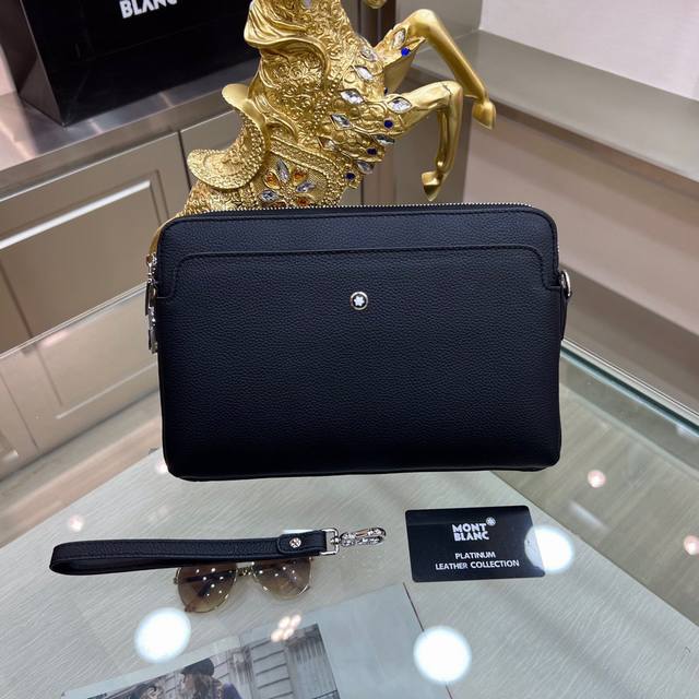 颜色 黑尺寸 28X18型号 6605Montblanc Lnternational 万宝龙 最新款手拿包 不但包型做得好 而且品质也非常精细 采用进口牛皮 半