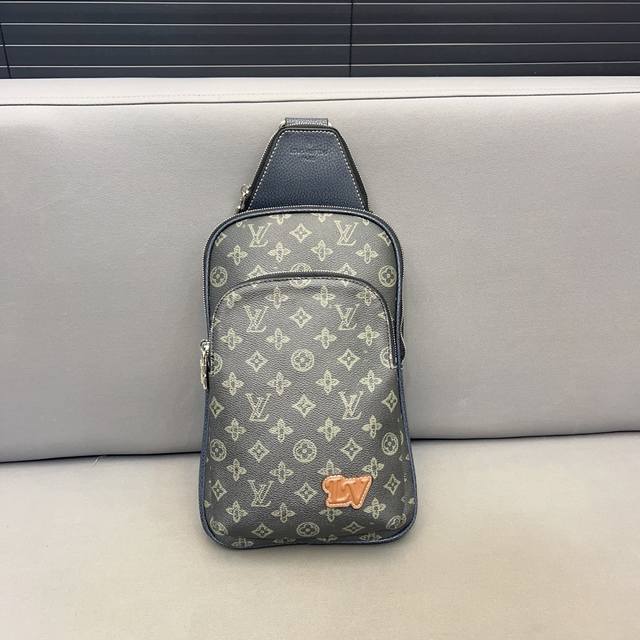 Louisvuitton 路易威登 单肩包 胸包斜挎包 经典logo搭配原厂工艺材质 休闲百搭斜挎包 采用精湛镶嵌细工 实物拍摄 原厂原版面料 配送防尘袋 30