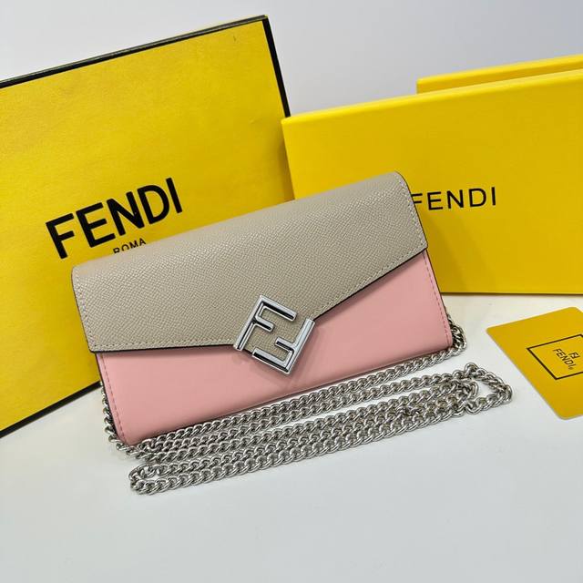 Fendi F09颜色 黑 粉尺尺寸 19*10.5*3.5 Fendi 专柜同步 可肩背专柜品质顶级进口牛皮 海外订制钥匙扣五金 做工油边精湛