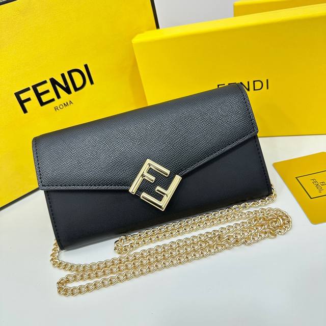 Fendi F09颜色 黑 粉尺尺寸 19*10.5*3.5 Fendi 专柜同步 可肩背专柜品质顶级进口牛皮 海外订制钥匙扣五金 做工油边精湛