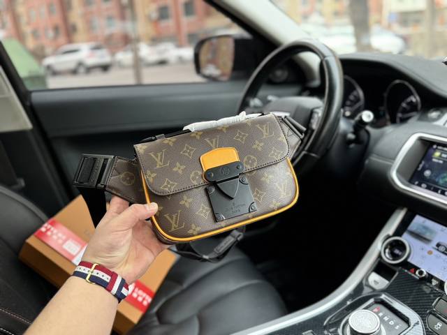 高端货 新款 Louis Vuitton 胸包m45864 S Lock Sling 路易威登胸包此新款 S Lock Sling 手袋配有以路易威登传统硬箱锁