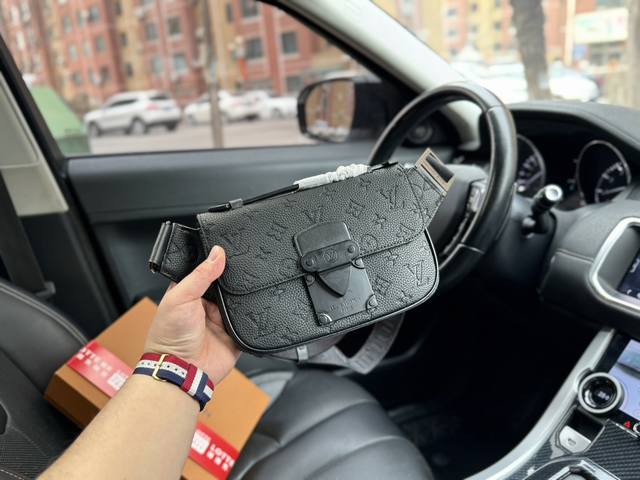 高端货 新款 Louis Vuitton 胸包m45864 S Lock Sling 路易威登胸包此新款 S Lock Sling 手袋配有以路易威登传统硬箱锁 - 点击图像关闭