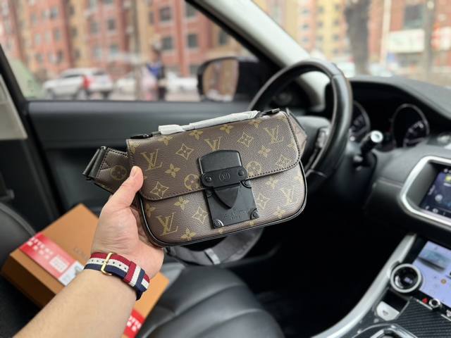 高端货 新款 Louis Vuitton 胸包m45864 S Lock Sling 路易威登胸包此新款 S Lock Sling 手袋配有以路易威登传统硬箱锁