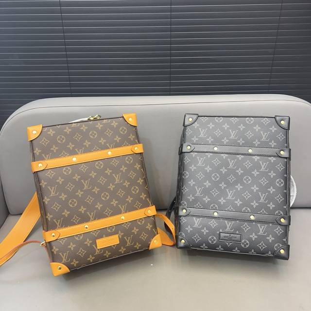 Louisvuitton 路易威登 Soft Trunk 牛皮行李箱双肩包 男女通用印花背包 电脑包 采用精湛镶嵌细工 经典百搭 实物拍摄 原厂原版面料 M44