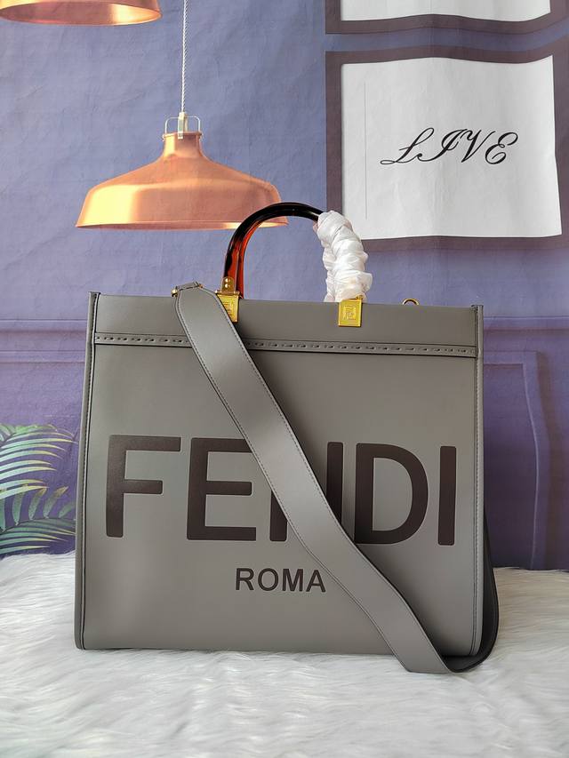 款号8Bh386 Sunshine中号会色皮革手提袋 饰有烫印fendi Roma字样和硬质玳瑁效果有机玻璃手提 配有可拆卸肩带 可手提或肩挎 尺寸:35Cm