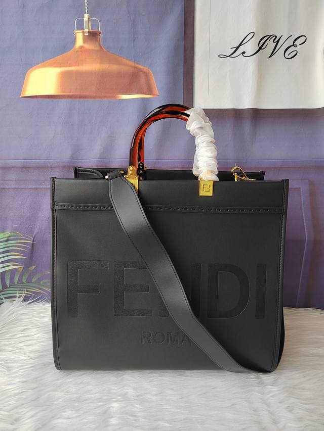 款号8Bh386 Sunshine中号黑色皮革手提袋 饰有烫印fendi Roma字样和硬质玳瑁效果有机玻璃手提 配有可拆卸肩带 可手提或肩挎 尺寸:35Cm