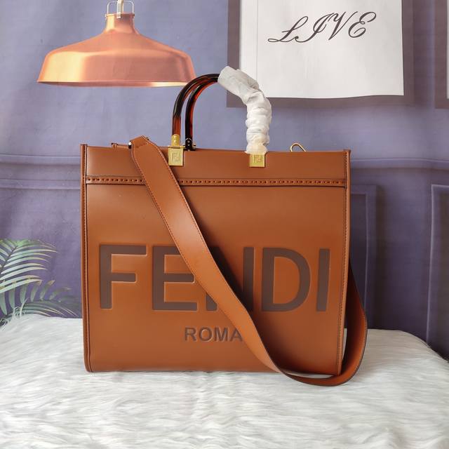 款号8Bh386 Sunshine中号棕色皮革手提袋 饰有烫印fendi Roma字样和硬质玳瑁效果有机玻璃手提 配有可拆卸肩带 可手提或肩挎 尺寸:35Cm