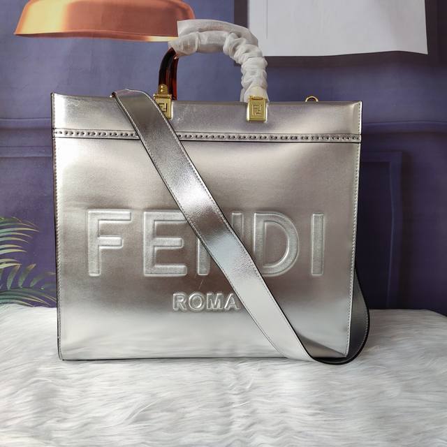 款号8Bh386 Sunshine中号银色皮革手提袋 饰有烫印fendi Roma字样和硬质玳瑁效果有机玻璃手提 配有可拆卸肩带 可手提或肩挎 尺寸:35Cm