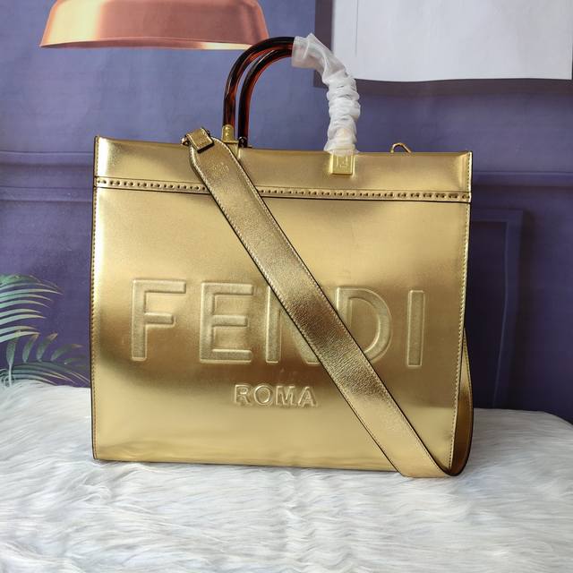 款号8Bh386 Sunshine中号金色皮革手提袋 饰有烫印fendi Roma字样和硬质玳瑁效果有机玻璃手提 配有可拆卸肩带 可手提或肩挎 尺寸:35Cm